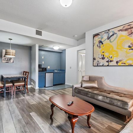 Lions Gate Hotel McClellan Экстерьер фото